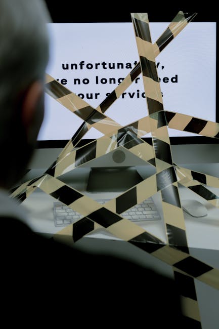 Computer bloccato con nastro segnaletico: metafora della censura e del negazionismo storico sulle Foibe e la Shoah