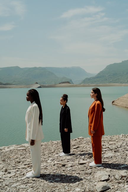 Tre donne in abiti formali colorati simboleggiano la diversità e la collaborazione nella comunità professionale