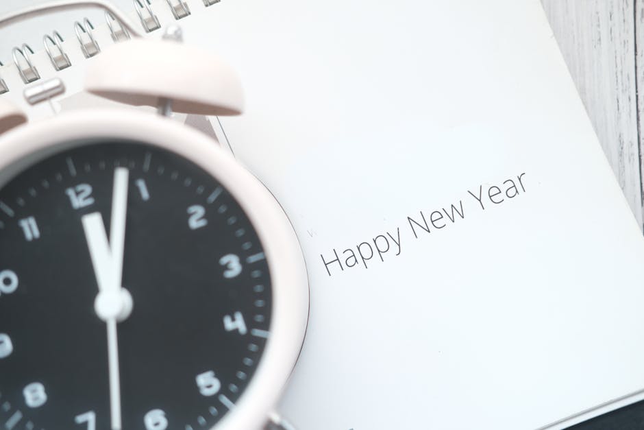 Anno scolastico 2025/26: orologio che segna l'inizio, calendario con scritta Happy New Year, simbolo del tempo di servizio per le supplenze.