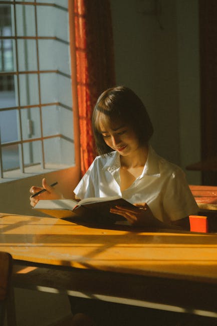 Carolina Crescentini e l'importanza dei libri scolastici: una giovane donna studia con concentrazione e passione alla luce del sole.