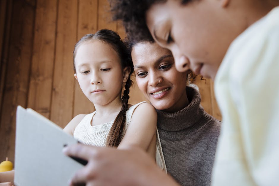 Madre e figlia leggono un libro insieme, promuovendo l'educazione e la crescita familiare, un momento di apprendimento e condivisione affettiva