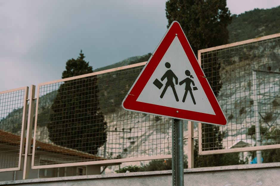 Segnale stradale di attraversamento scolastico, simbolo di sicurezza e responsabilità nelle gite scolastiche e attività didattiche esterne.