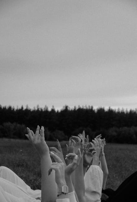 L'Arte dell'Artista Salon: Mani verso il Cielo Mani alzate verso il cielo in bianco e nero, espressione artistica e creativa dell'Artista Salon, bellezza e connessione con la natura.