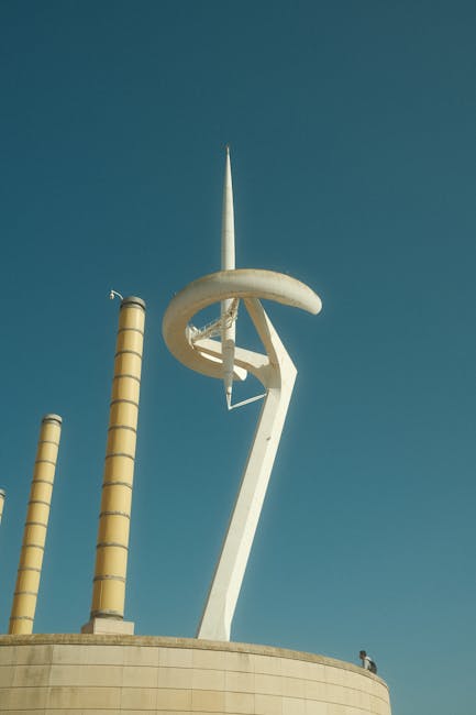 Torre di Collserola a Barcellona, architettura iconica e design moderno con cielo blu sullo sfondo, simbolo della città spagnola.