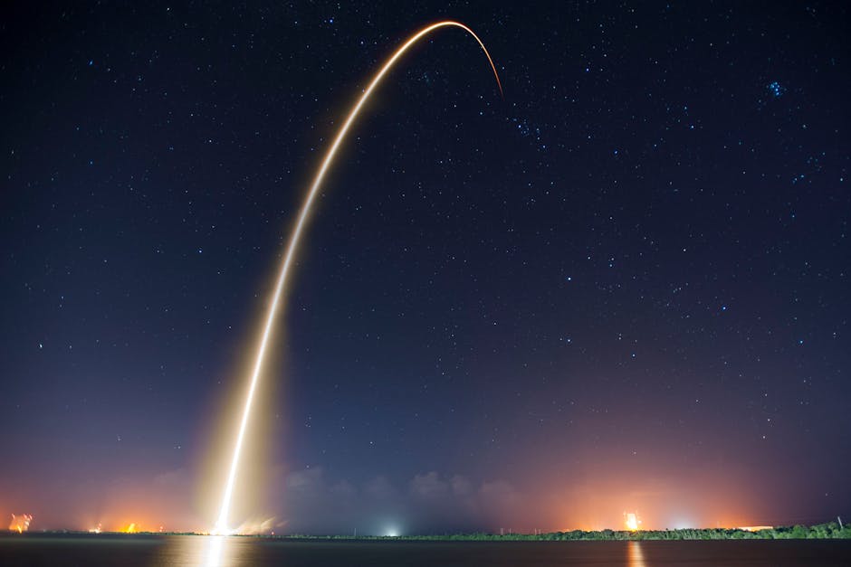 Lancio di un razzo nello spazio notturno stellato, esempio visivo dei principi fondamentali della fisica generale e dell'universo.