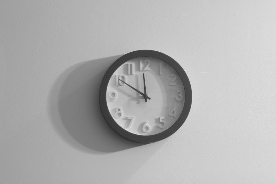 Orologio da parete che segna le 10:58, simbolo della gestione del tempo e dell'importanza di ottimizzare i minuti in ore.