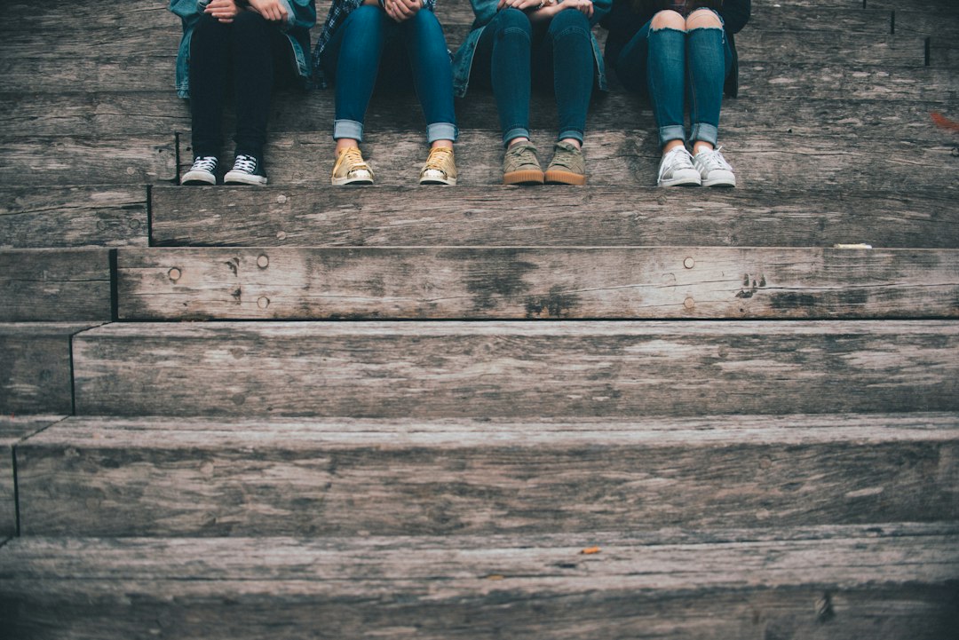 Adolescenti e il bisogno di appartenenza: quando il gruppo dei pari sostituisce i riferimenti adulti