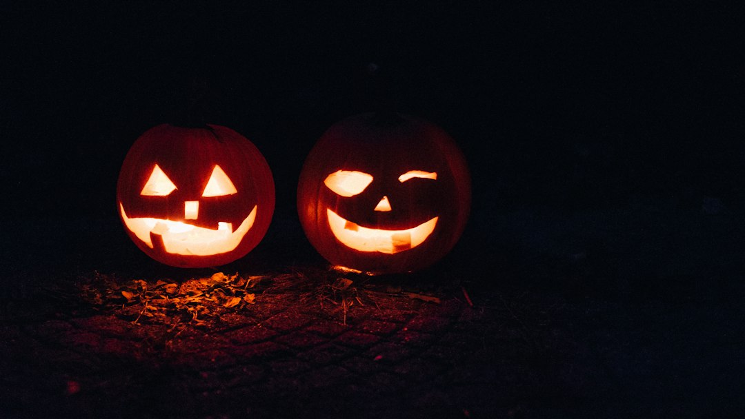Jack-o'-lantern illuminate per Halloween, simbolo dei rischi online per i minori e delle linee guida del Garante Privacy.