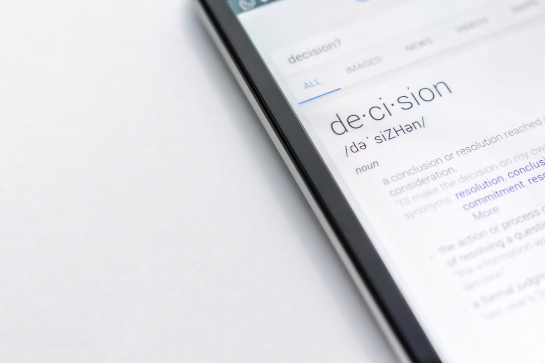Schermata di uno smartphone che mostra la definizione della parola 'decisione' su un dizionario online, con focus sulla parola chiave e la sua spiegazione.