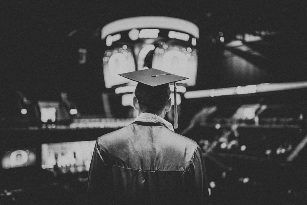 Il mito della laurea sprint: la critica pedagogica di Enrico Galiano alla "velocizzazione" del successo scolastico