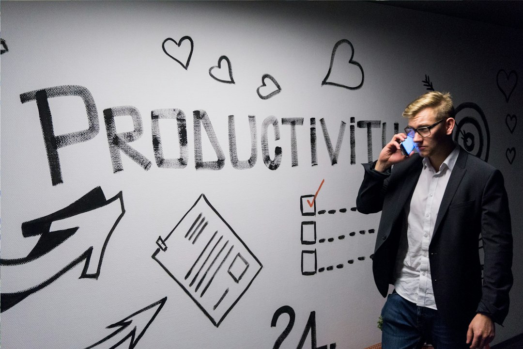 Il paradosso della produttività digitale: come la fatica tecnologica sta erodendo le carriere dei giovani lavoratori