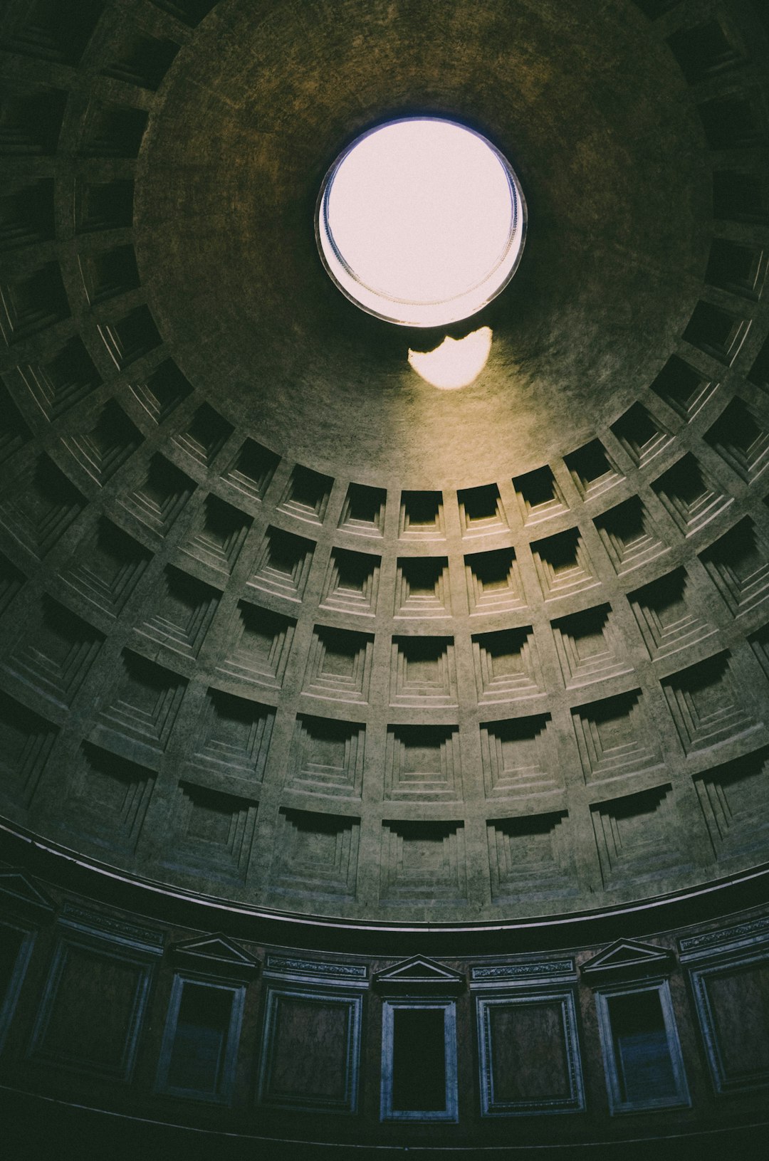 Dante Alighieri: Unico e Inimitabile nel Pantheon della Letteratura