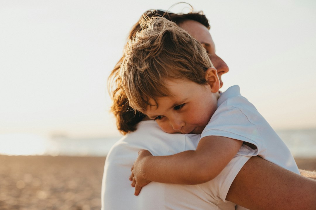 L'iperprotettività dei genitori come rischio legale e pedagogico: quando la tutela del figlio diventa un limite allo sviluppo