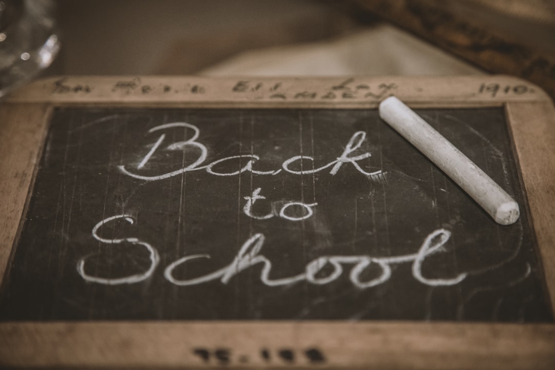 La foto del primo giorno di scuola sui social: rischi disciplinari e limiti per i docenti