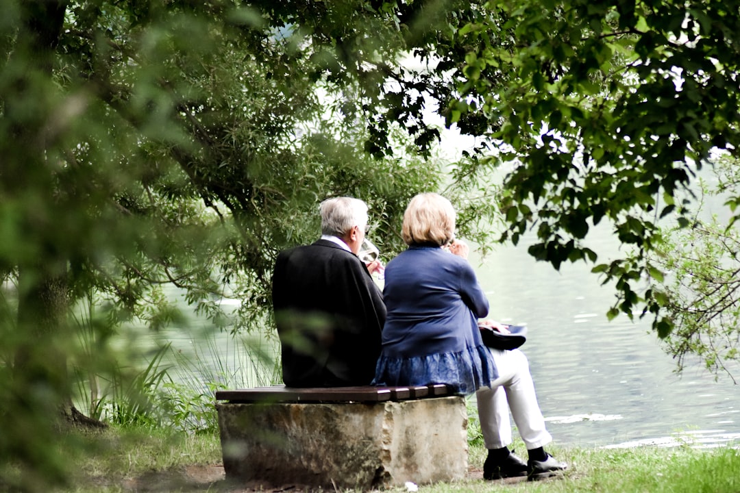 Pensionati che continuano a lavorare: il nuovo paradigma del mercato del lavoro italiano tra necessità economiche e retention di competenze