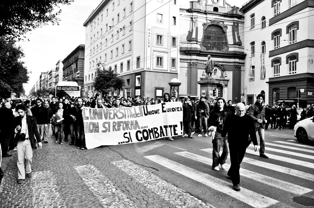 Docenti e ATA: la proposta per superare il divieto di secondo lavoro e la crisi salariale