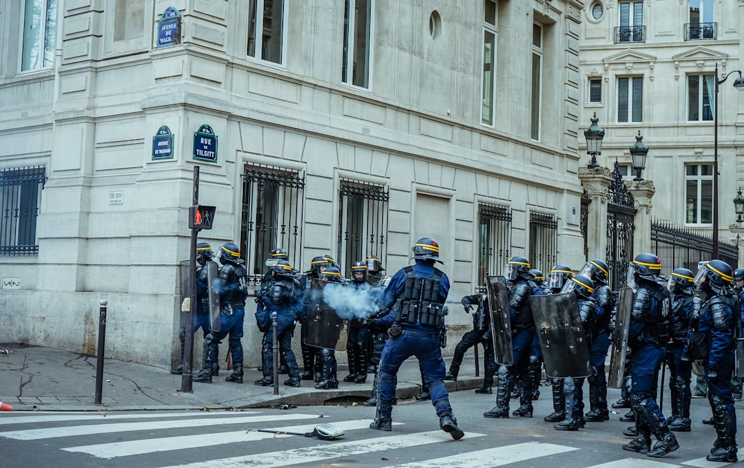 Scontri a Milano: Polizia in tenuta antisommossa durante una manifestazione, possibili collegamenti con divieti scolastici per minorenni.