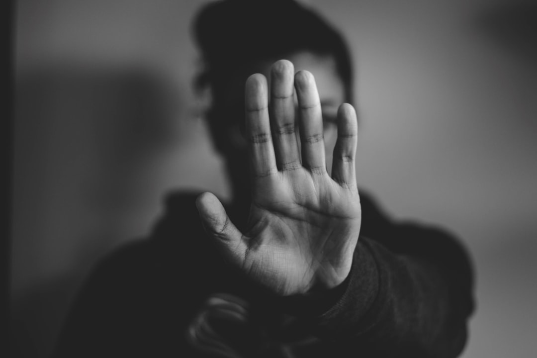 Violenza di genere e stalking: i nuovi dati Istat sul servizio 1522 e l'impatto sui minori