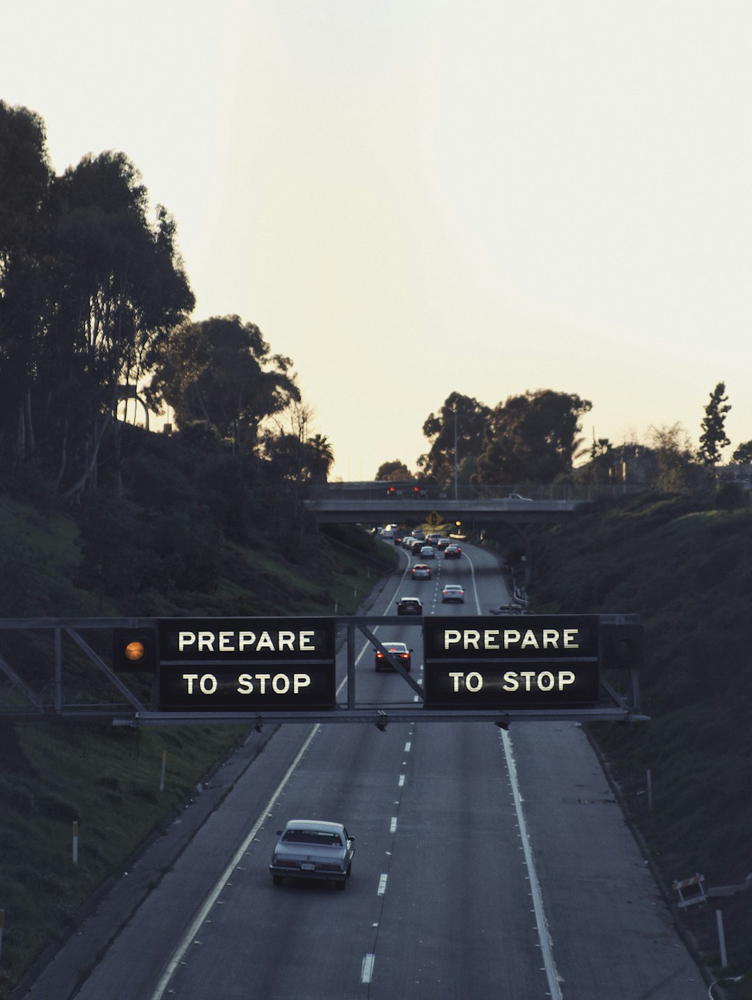 Cartello stradale Prepare to Stop su autostrada, metafora della preparazione alle supplenze sostegno GPS 2026 e riconferme