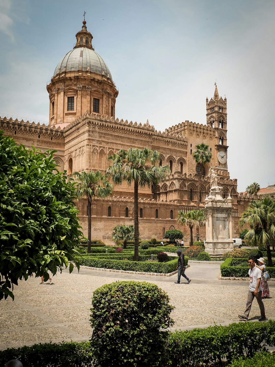 Cattedrale di Palermo e giardino, simbolo storico della Sicilia al convegno su Repubblica e Statuto Siciliano promosso dall'USR Sicilia.