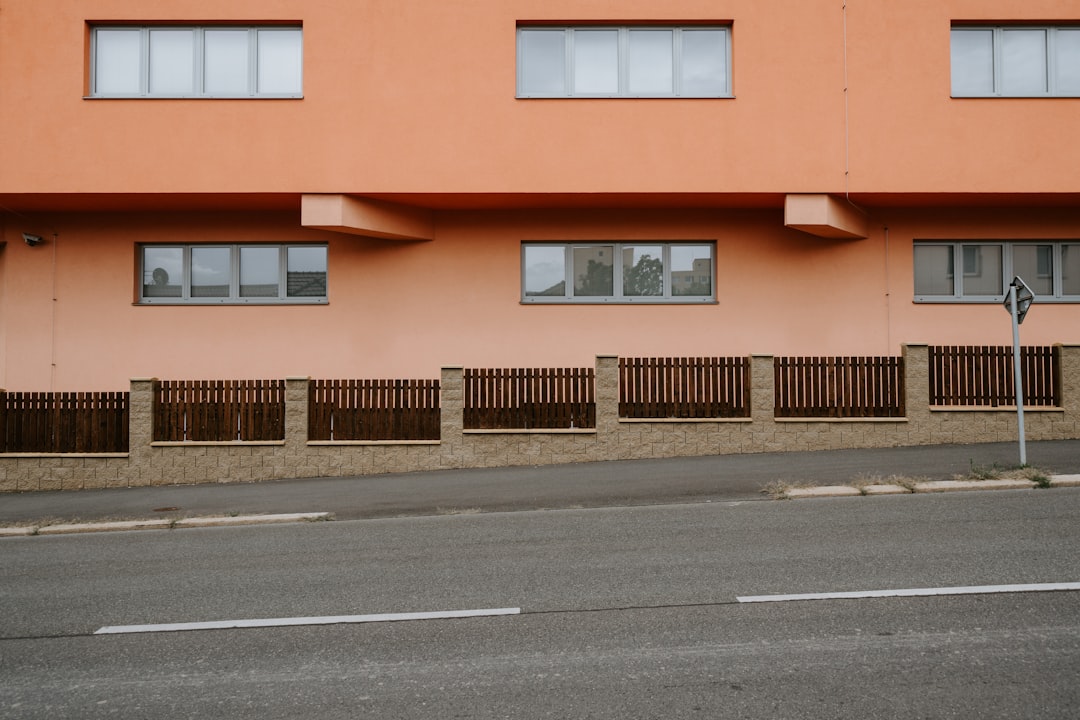 Edificio scolastico con stucco esterno potenzialmente pericoloso per la sicurezza degli studenti e rischio di risarcimento