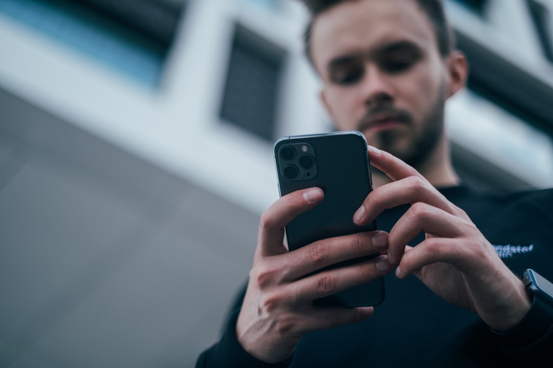 Oltre il divieto degli smartphone: la proposta del CNDDU per una "Settimana dell'Educazione Digitale" nelle scuole