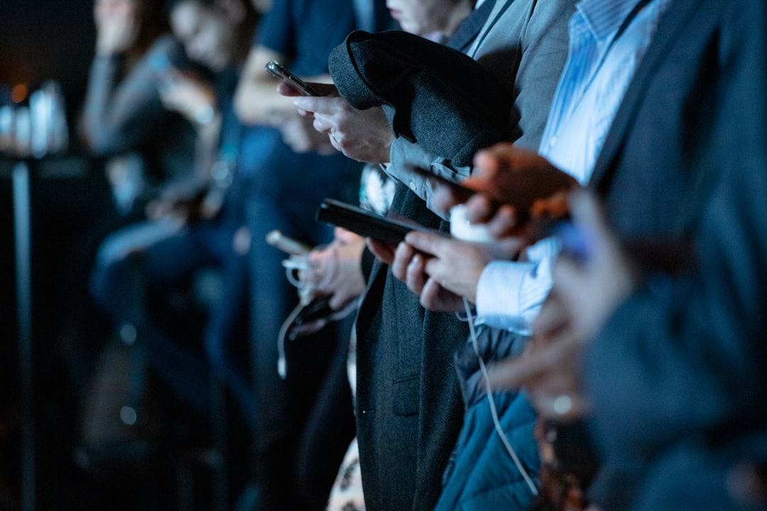 L'impatto dei social e degli smartphone sulla concentrazione scolastica: il declino della lettura e le nuove norme ministeriali