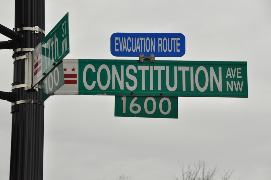 Segnale stradale Constitution Avenue a Washington DC, simbolo della Costituzione americana e dei suoi principi fondanti.