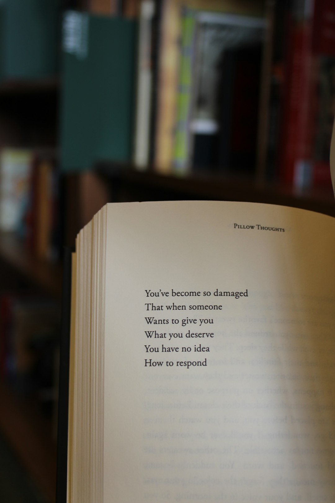 Libro aperto con poesia 'Pillow Thoughts' che riflette sull'importanza del gioco e dell'infanzia, in linea con l'articolo su Tonucci.