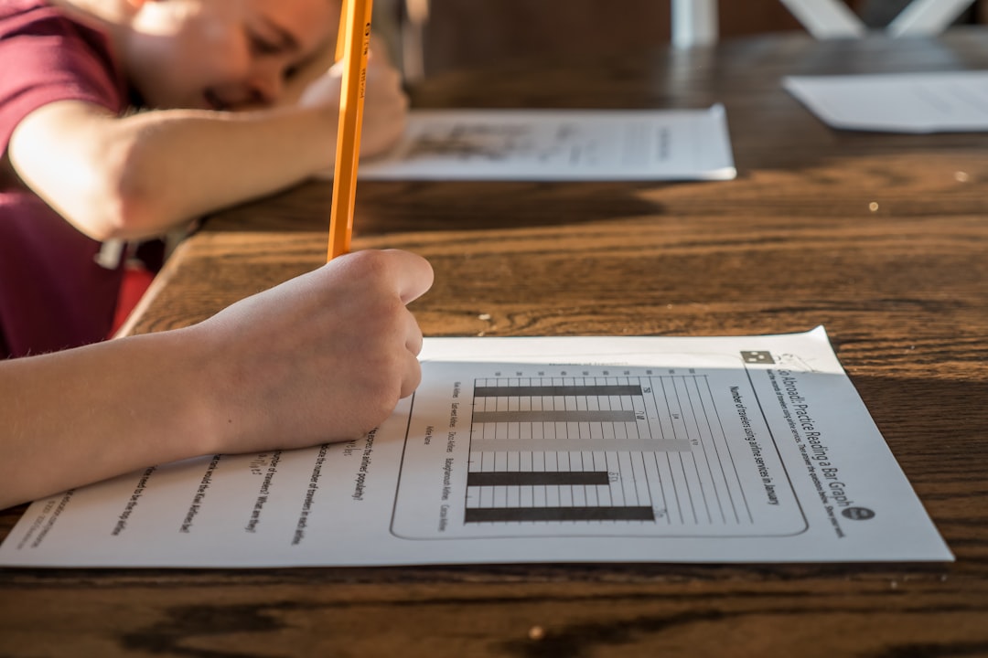 Alunno stanco durante l'esame di Stato di I grado, difficoltà con prove differenziate e necessità di esonero per disabilità.
