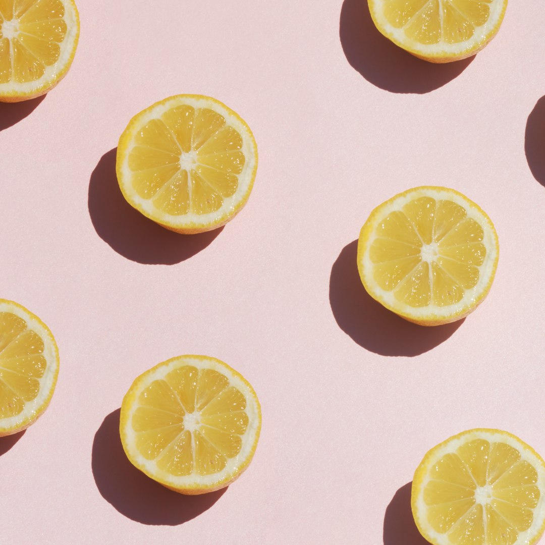 Il caso dei giovani e della limonata: il dibattito pedagogico tra iniziativa giovanile e vincoli burocratici