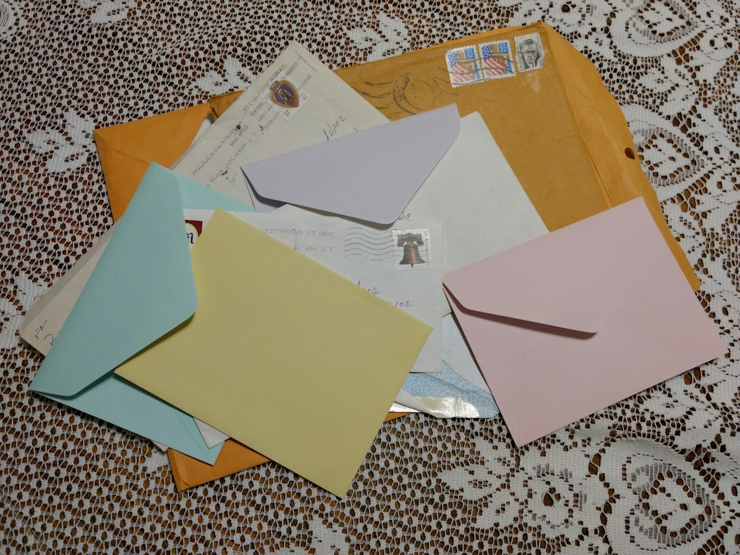 Il valore probatorio delle e-mail nei procedimenti disciplinari: la Cassazione chiarisce i limiti del disconoscimento
