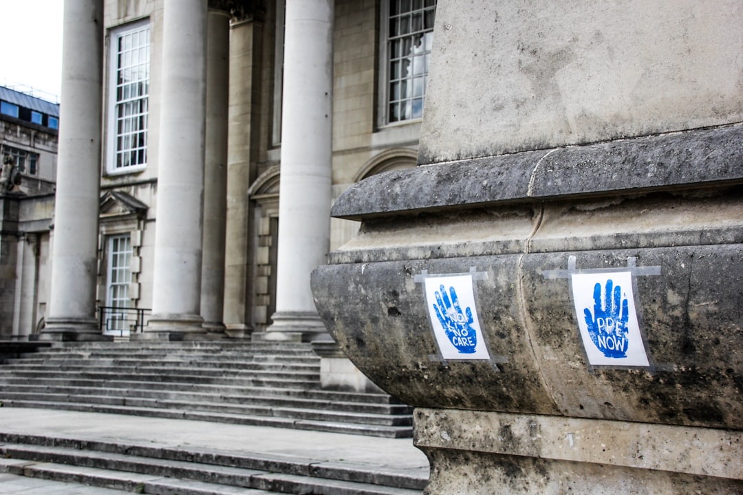 Manifestazioni a Westminster contro il divieto social media minori, Regno Unito. Mani blu simbolo di protesta davanti al Parlamento.