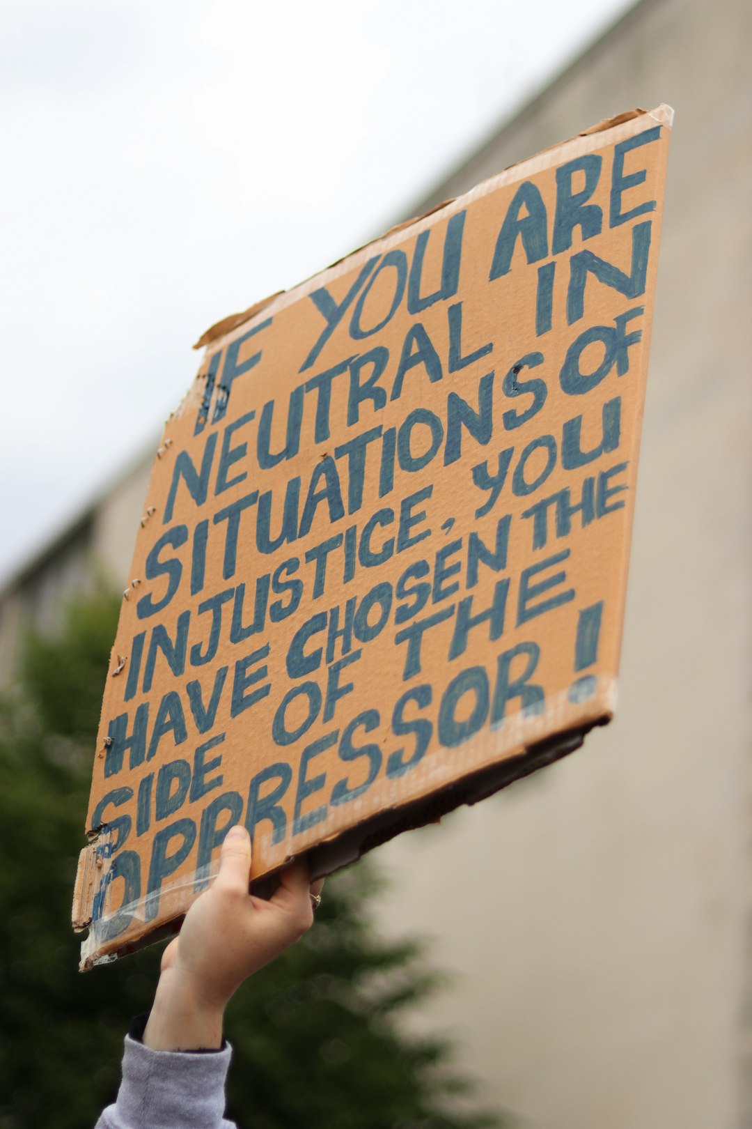 Manifesto con frase sull'ingiustizia e la scelta di campo, in linea con l'invito di Crepet alla critica e disobbedienza.