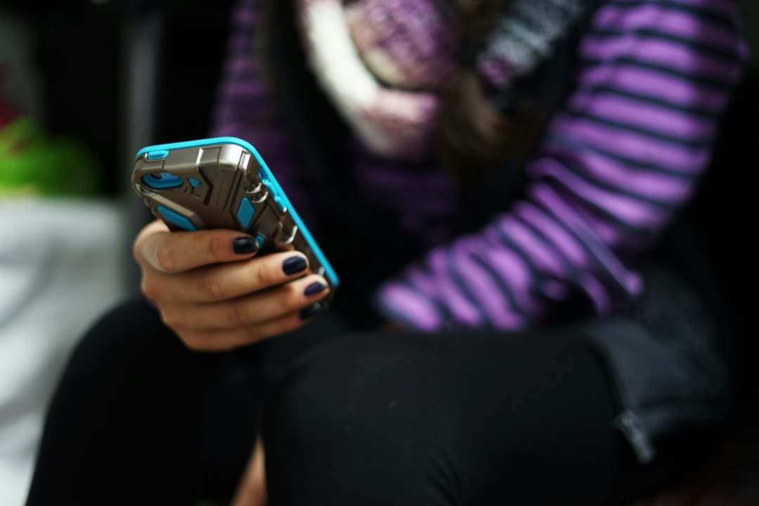 Smartphone ai ragazzi: il monito del docente Vincenzo Schettini sulla "putrefazione mentale" e il rischio dipendenza