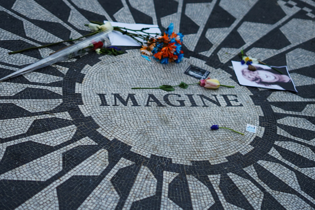 Mosaico Imagine a Central Park con fiori e foto di John Lennon, omaggio all'inno e all'artista per un mondo migliore.