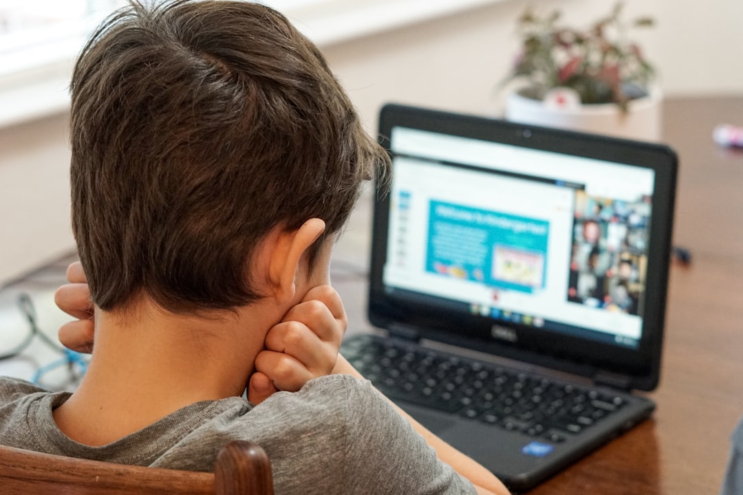 Pedopornografia online: il maxi blitz della Polizia Postale e le nuove sfide per la sicurezza digitale a scuola