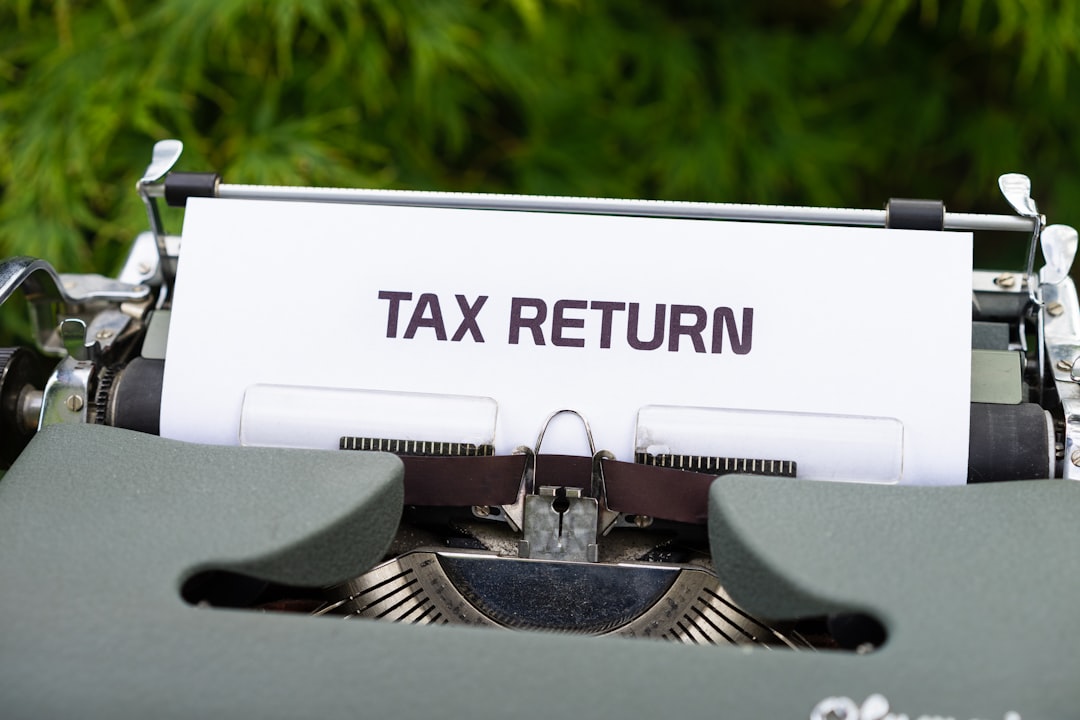 Dichiarazione dei redditi per detrazioni pre e post scuola: macchina da scrivere con foglio Tax Return per la guida aggiornata.