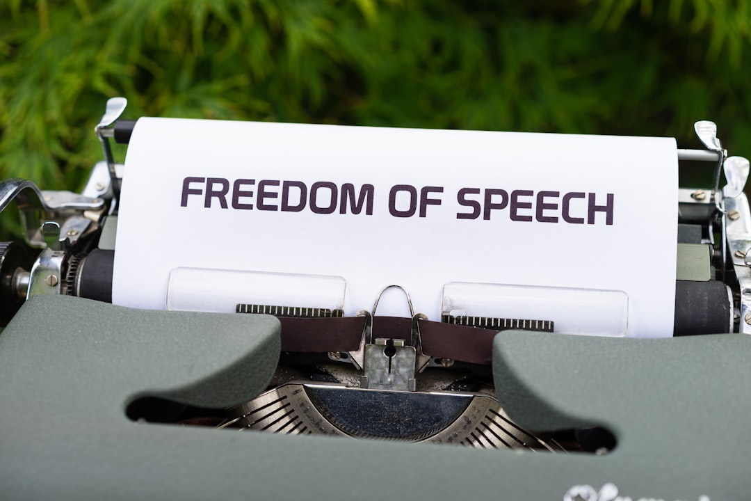 Libertà di espressione e doveri di decoro: i limiti per i docenti nell'uso dei social network