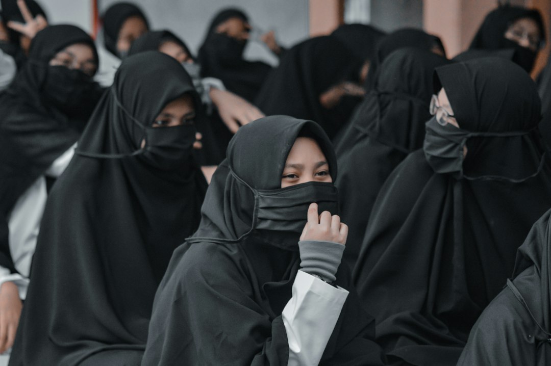 Divieto di niqab e burqa a scuola: le autorità religiose islamiche chiariscono sulle distinzioni tra fede e tradizioni