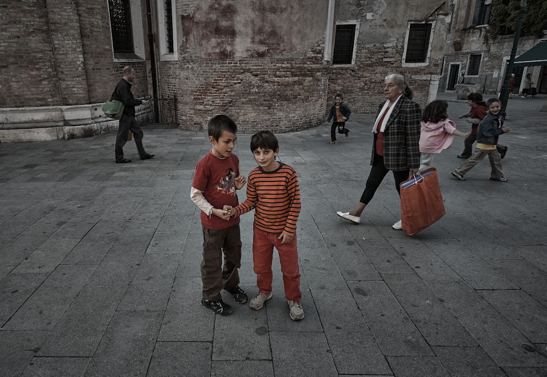 Bambini a Venezia: riflessioni sul sovrappeso infantile e disparità economiche in Italia, un problema che colpisce quasi il 28% dei giovani.