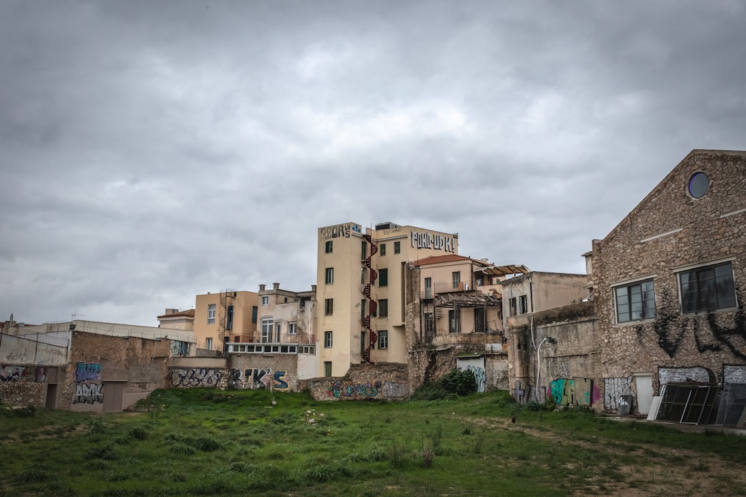 Edifici fatiscenti con graffiti in Sicilia: possibili alloggi universitari per il Bando Housing MUR, in attesa di ristrutturazione.