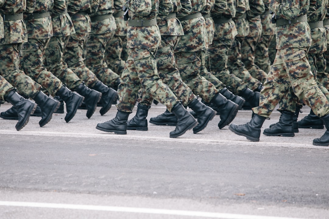 Militarizzazione della scuola e nuovi paradigmi educativi: il piano per l'introduzione della "cultura della difesa"