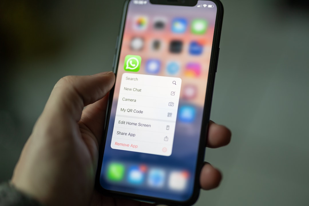 Quando le critiche tra docenti su WhatsApp rischiano la diffamazione e cosa fare