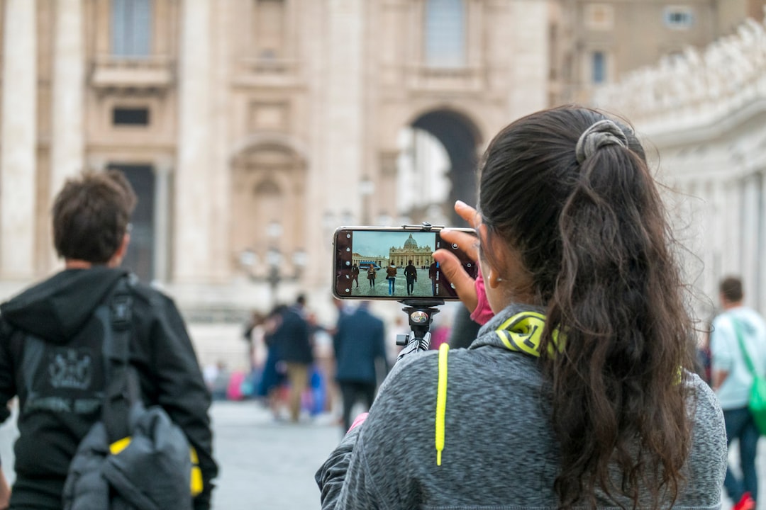 Priorità digitale per il 93% degli italiani: la sfida per la scuola italiana