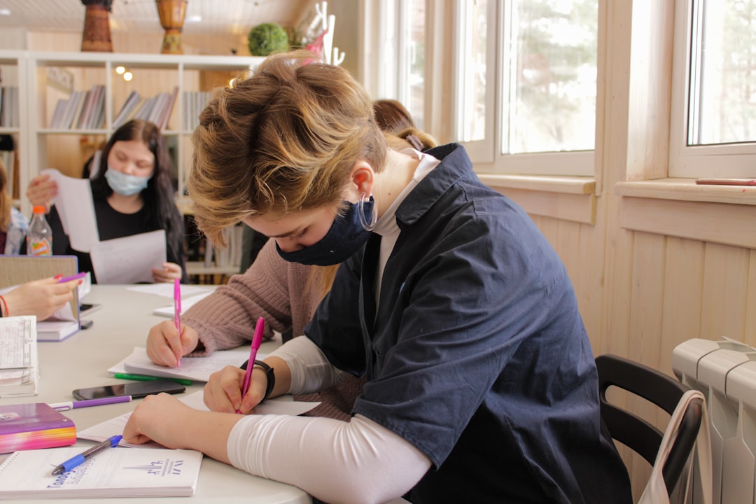 Studenti con mascherina impegnati in una verifica: focus sul ruolo dei docenti di sostegno e contitolari nella valutazione inclusiva.