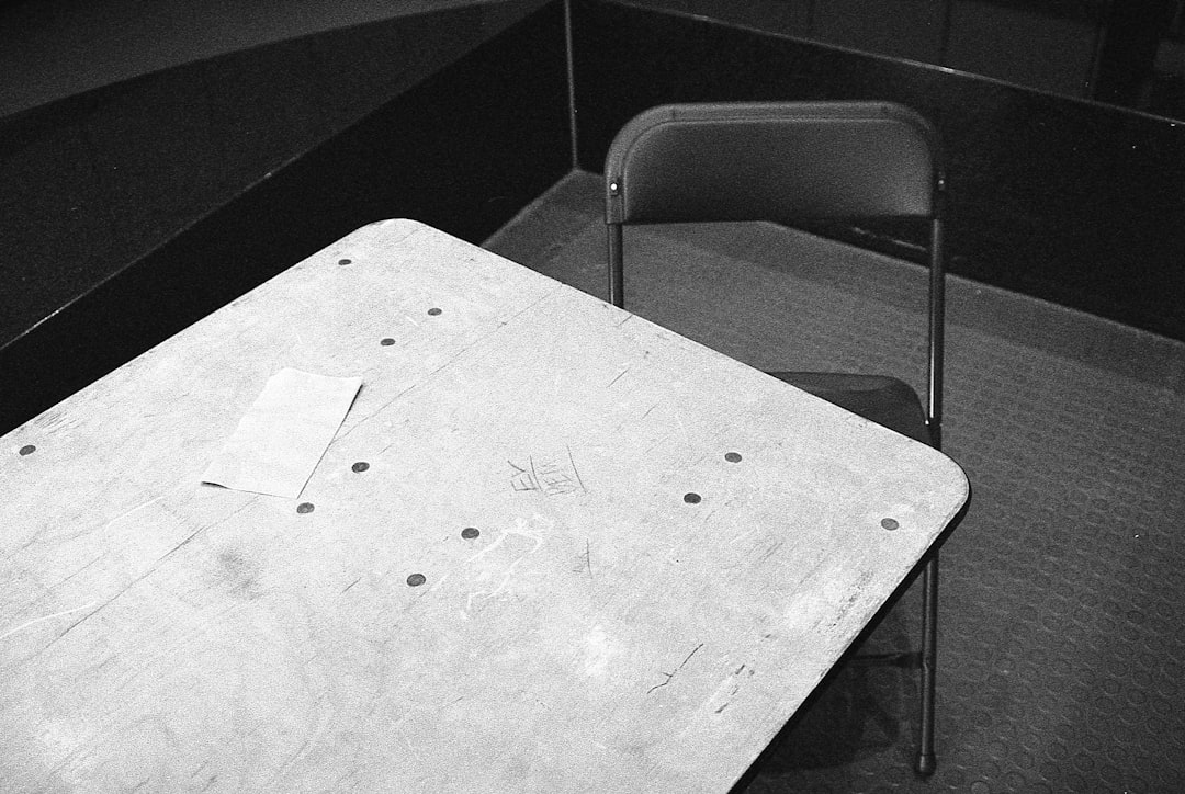 Aula scolastica deserta con banco e sedia: metafora della scuola dopo l'aggressione a Trescore e l'indagine sui messaggi Telegram