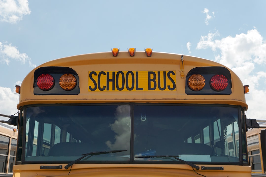 Tragedia sullo scuolabus: la morte di una bambina autistica negli USA accende il dibattito sulla sicurezza dei trasporti scolastici