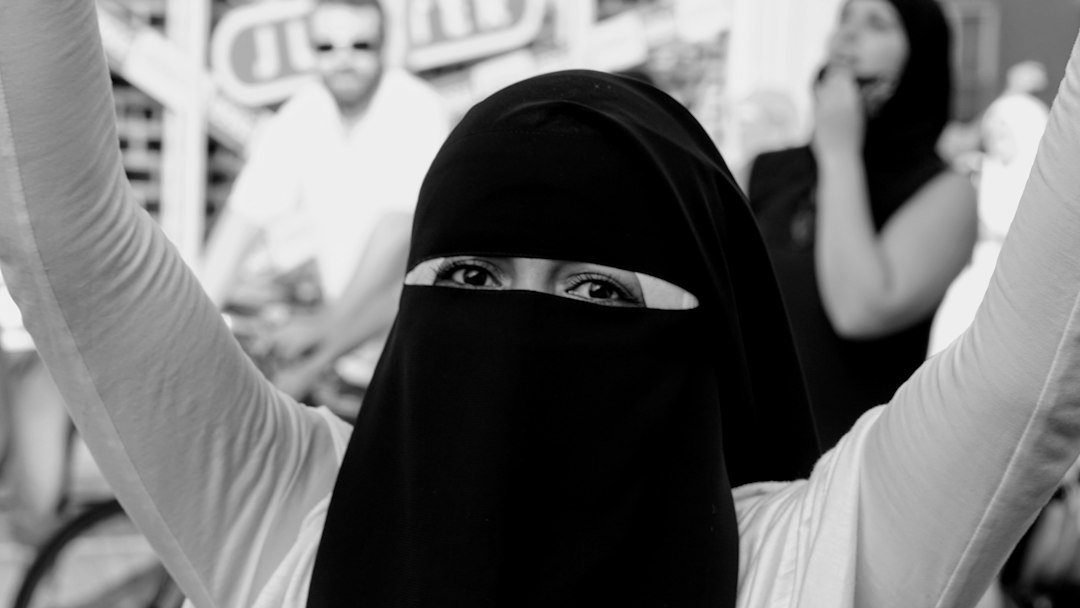 Burqa, niqab e chador: il nuovo provvedimento del governo per la scuola e le regole sull'abbigliamento religioso