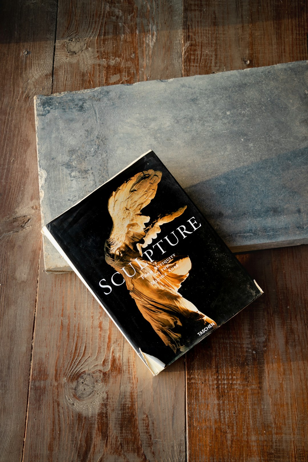 Copertina del libro Scritto rimane l'amore di Marco Pappalardo, che esplora la memoria intergenerazionale e il valore delle lettere.